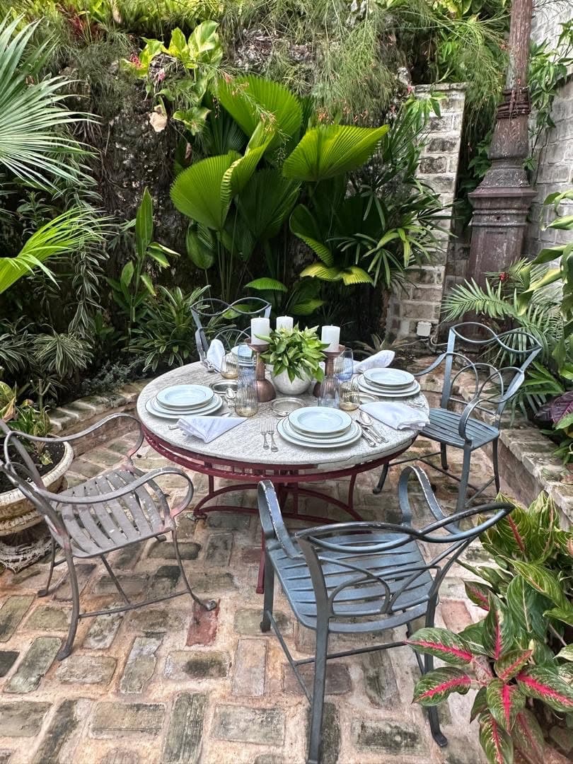 The garden round table